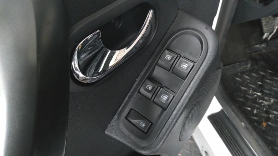 Interrupteur de leve vitre avant gauche RENAULT CLIO 3 PHASE 2 Essence  d'occasion